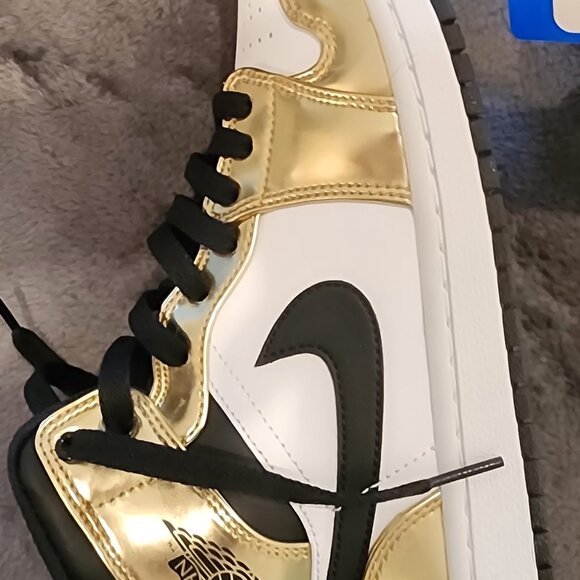 Nike Air Jordan 1 Mid SE “Metallic Gold/Black-White” – Men’s 7 / Women’s 9 NWT - Picture 6 of 7
